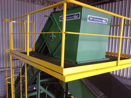 A importância dos transportadores de retalhos em grandes estamparias automobilísticas.